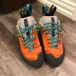 Women’s 8.5 Scarpa Helix Climbing Shoes EUC
